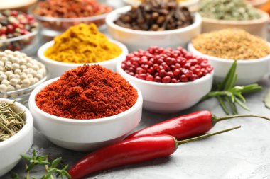 Gri masada farklı aromatik baharatlar, yakın plan.