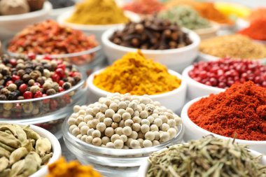 Masada farklı aromatik baharatlar var, yakın plan.