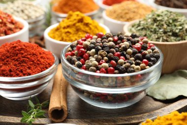 Masada çok farklı aromatik baharatlar var, yakın plan.