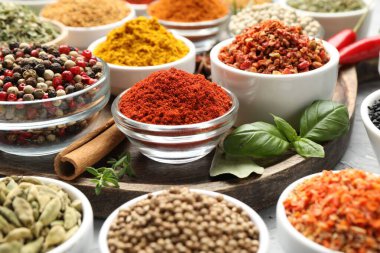 Masada farklı aromatik baharatlar var, yakın plan.