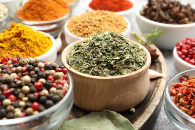 Masada farklı aromatik baharatlar var, yakın plan.