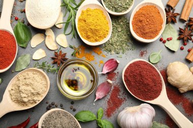 Gri masada farklı baharatlar var.