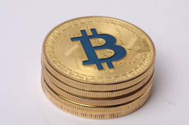 Kripto para birimi. Beyaz arka planda birçok altın bitcoin, yakın plan