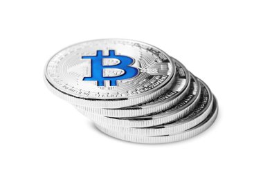 Kripto para birimi. Birçok gümüş bitcoin beyaz üzerinde izole
