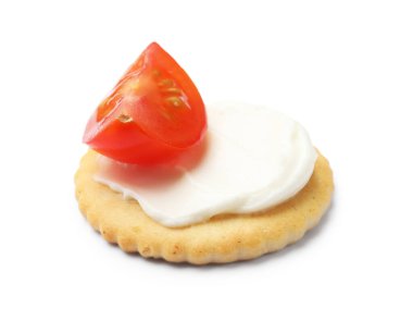 Bir krem peynirli ve domatesli leziz kraker.