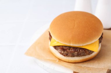 Beyaz masada leziz bir çizburger, yakın plan. Metin için boşluk