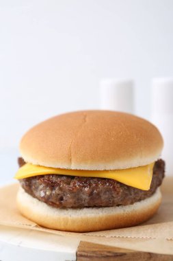 Beyaz masada leziz bir çizburger, yakın plan. Metin için boşluk