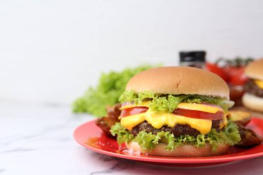 Beyaz mermer masada leziz bir çizburger, yakın plan. Metin için boşluk