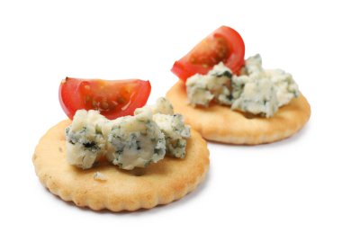 Beyaz peynirli ve domatesli leziz krakerler.