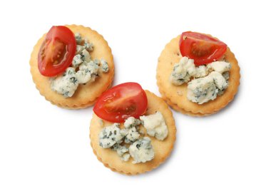 Mavi peynirli ve domatesli leziz krakerler beyaz, üst manzara