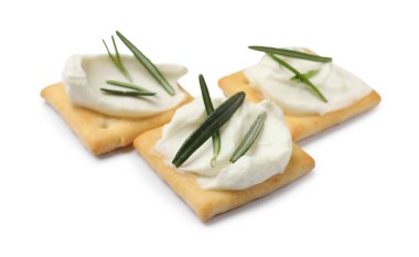 Krem peynirli ve biberiyeli krakerler beyaza izole edilmiş.