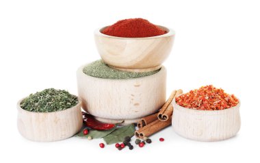 Beyaz arka planda çok farklı aromatik baharatlar