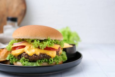 Beyaz masada soslu leziz bir çizburger, yakın plan. Metin için boşluk