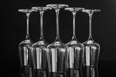 Aynada siyah arkaplana karşı birçok boş temiz bardak