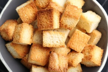 Tabakta çıtır çıtır kızarmış ekmek, üst manzara.