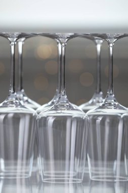 Ayna yüzeyindeki boş bardakları arka plandaki bulanıklığa karşı ters çevirdim. Yakın plan. Bokeh etkisi