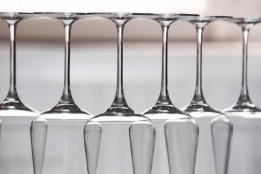 Bulanık arkaplanda boş bardaklar, yakın plan