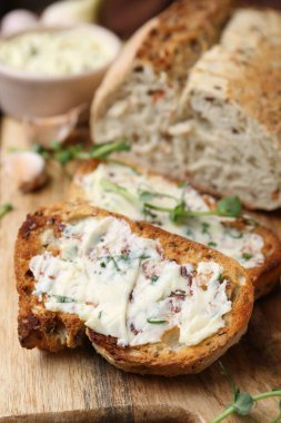 Tahtada sarımsaklı, otlu ve yağlı lezzetli ekmek, yakın plan.