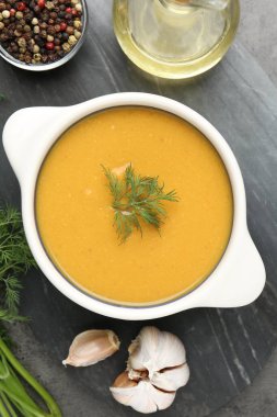 Gri masadaki dereotlu lezzetli mercimek kremalı çorba.