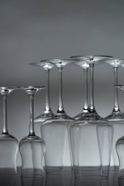 Ayna yüzeyindeki pek çok temiz cam, ışık arka planına karşı, yakın plan