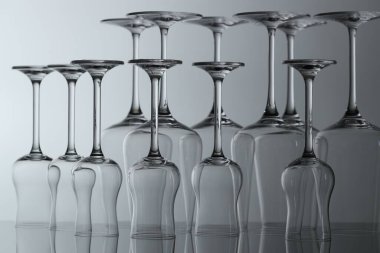 Ayna yüzeyinde pek çok temiz cam var.