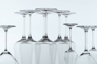 Açık gri arkaplanda temiz bardaklar, yakın plan.