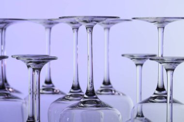 Açık arkaplanda birçok temiz bardak, yakın plan
