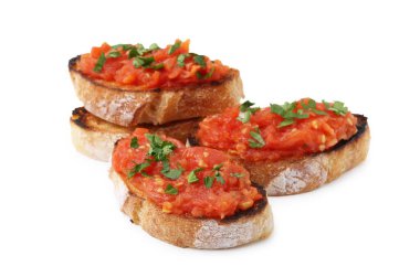 Beyaz üzerine izole edilmiş domates ve maydanozlu lezzetli ekmek.