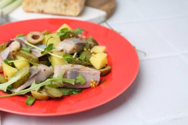 Beyaz fayanslı ringa balıklı nefis salata, yakın plan.