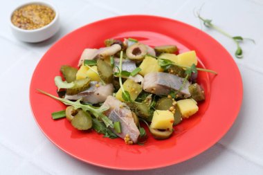 Beyaz fayanslı ringa balıklı nefis salata, yakın plan.