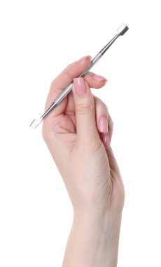Beyaz arka planda tırnak eti olan kadın, yakın plan. Manikür aracı