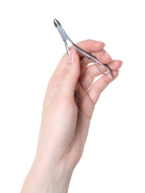 Beyaz arka planda tırnak eti olan kadın, yakın plan. Manikür aracı