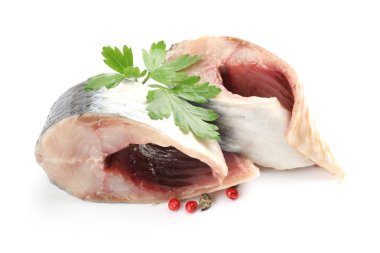 Karabiber ve maydanozlu lezzetli ringa balıkları.