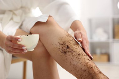 Kadın bacağını içeride ovuyor, yakın plan.