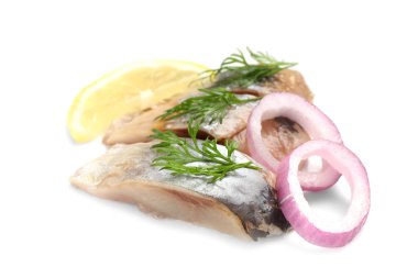 Soğanlı, limonlu ve dereotlu lezzetli ringa balıkları.