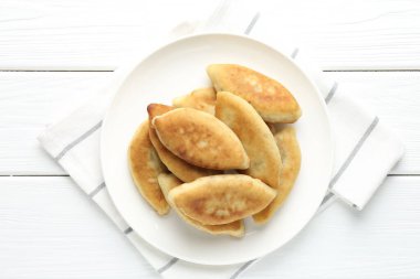 Lezzetli kızarmış pirizky (doldurulmuş turtalar) beyaz ahşap masa, üst görünüm