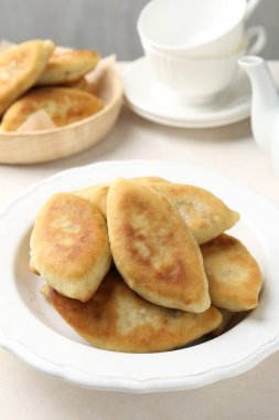 Beyaz masada nefis kızarmış pirizky (doldurulmuş turtalar), yakın plan.