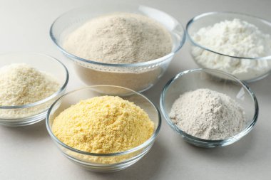 Beyaz arkaplanda farklı un türleri, yakın plan