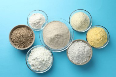 Açık mavi zemin üzerinde farklı un türleri, düz yatıyordu