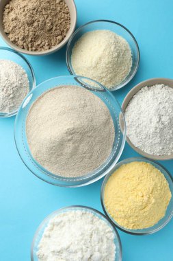 Açık mavi zemin üzerinde farklı un türleri, düz yatıyordu