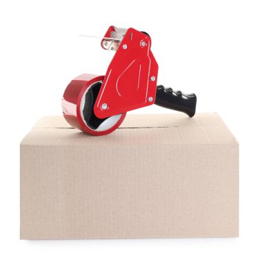 Karton kutunun üzerinde beyaz arkaplana karşı yapıştırıcı bantlı dağıtıcı