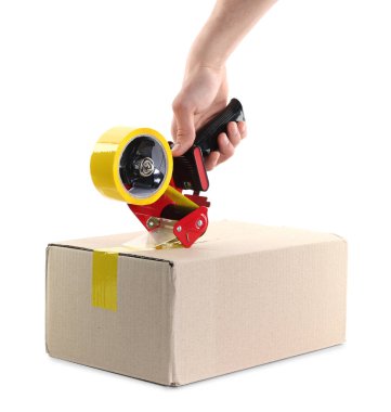 Beyaz arkaplanda karton kutuyu mühürlemek için yapıştırıcı bantlı şeker kutusu kullanan adam.