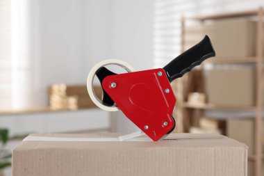 Kapalı alandaki karton kutuda yapıştırıcı bantlı şeker kutusu.