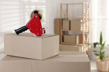 Kapalı alandaki karton kutuda yapıştırıcı bantlı şeker kutusu.