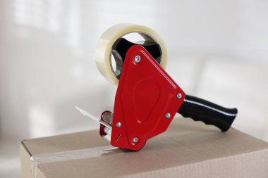 Kapalı alandaki karton kutuda yapıştırıcı bantlı şeker kutusu.