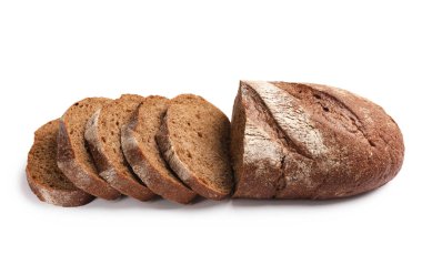 Beyaz üzerine izole edilmiş taze ekmek parçaları.