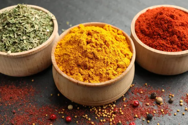 Siyah masada farklı aromatik baharatlar, yakın plan.