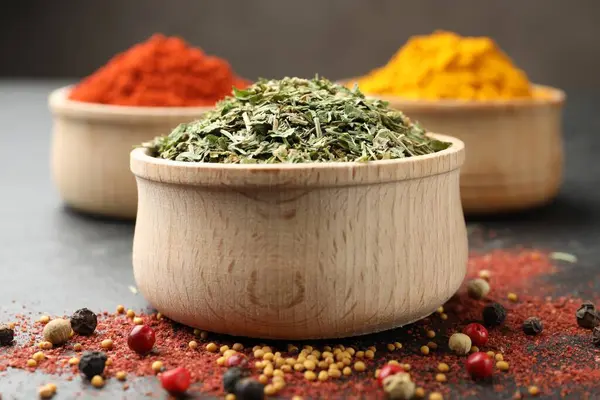 Siyah masada farklı aromatik baharatlar, yakın plan.