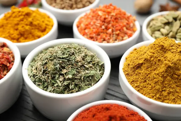 Masada farklı aromatik baharatlar var, yakın plan.