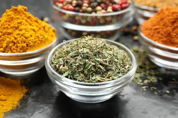 Koyu masada farklı aromatik baharatlar, yakın plan.